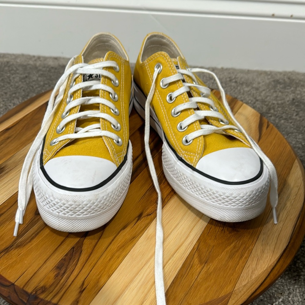 WOMENS SIZE 6 CONVERSE ALL STAR PLATFORM LIKE NEW THRIFT YELLOW